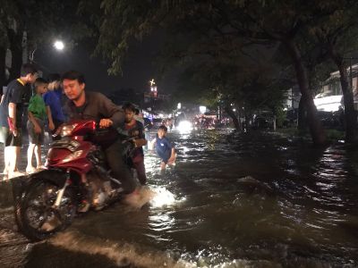 Diguyur Hujan Deras, Jalan Raden Fatah Ciledug Hampir Tidak Bisa Dilewati karena Genangan Air