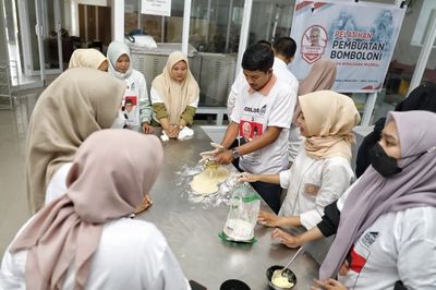 Relawan Ganjar-Mahfud Latih Usaha Gen Z dan Milenial Lombok Tengah Bikin Makanan Viral Bomboloni