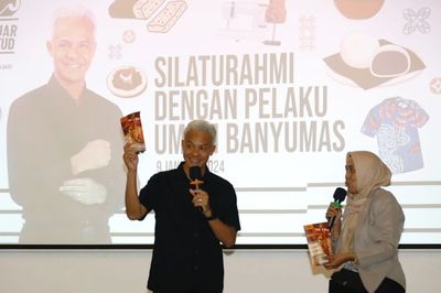 Ganjar Pranowo Dilaporkan ke Bawaslu Buntut Aksi Relawan Bagi-bagi Voucher Internet di Solo