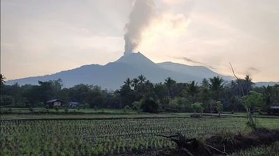 Gunung Api Lewotobi Meningkatkan Aktivitas Erupsi: Warga Diminta Waspada