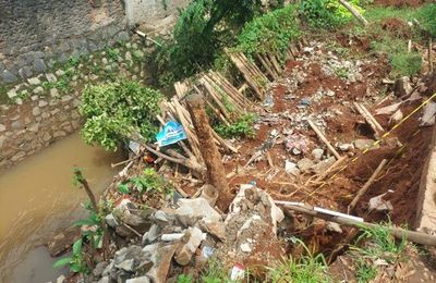 Jalan Legok di Jatiasih Longsor Sepanjang 20 Meter Akibat Hujan Deras