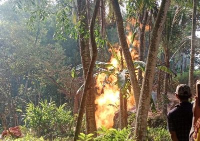 Sumur Bor di Kecamatan Kadur Semburkan Api Setinggi 6 Meter, Polisi Memasang Police Line