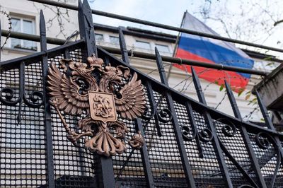 Rusia dan China Putuskan Berhenti Gunakan Dolar AS dalam Perdagangan: Langkah Mendebarkan dalam Geopolitik Global