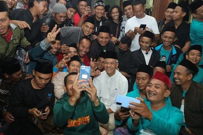 Malam Spesial di Ndalem Gus Abu Khoir Klawen Batang: Ganjar Pranowo Sapa Warga dengan Penuh Keakraban