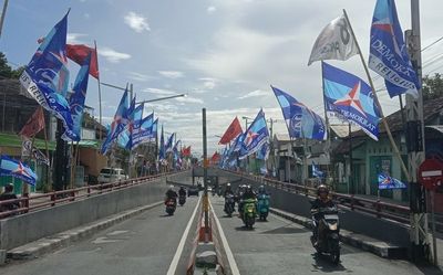 Ratusan APK Pemilu 2024 Marak Dipasang di Underpass Makamhaji Sukoharjo, Bikin Semrawut dan Membahayakan!
