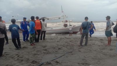 Kapal Asal NTT Kandas di Perairan Sulsel, Tim SAR Gabungan Gerak Cepat Evakuasi