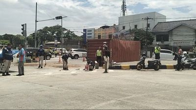 Diduga Sopir Tak Mampu Kuasai Kemudi Akibat Beban Muatan, Truk Kontainer Terguling di Akses Gebang Tol Telagaasih