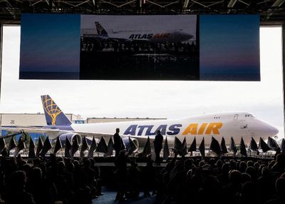 Pesawat Angkut Barang Atlas Air Mendarat Darurat di MIA karena Kerusakan Mesin, Api Muncul dari Sayap Kiri