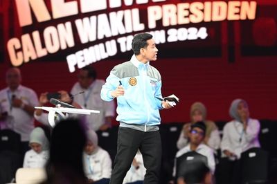 Gibran Celingak-celinguk Cari Jawaban Mahfud di Debat Ke-4 Pilpres 2024, Netizen: Dikira Debat Osis