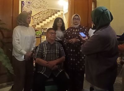 Istri Capres 01 Fery Farhati Kunjungi Tokoh Budayawan Solo Ki Anom Suroto dan Wajdjinah, Minta Doa Restu Untuk Anies Baswedan