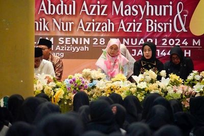 Siti Atikoh Disambut Meriah saat Hadiri Haul ke-7 Pengasuh Ponpes Al-Aziziyhah Denanyar, KH. Abdul Aziz Mashuri