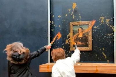 Protes Pemerintah Perancis, 2 Aktivis Lingkungan Serang Lukisan Monalisa