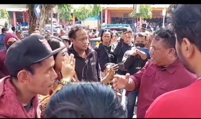 Jokowi Datang ke Gunungkidul, Sejumlah Warga Hadang Bentangkan Banner Tetap Dukung Ganjar
