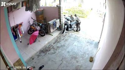 Miris, 2 Bocah SD di Bekasi Terekam Kamera CCTV Berusaha Curi Sepeda Motor Warga
