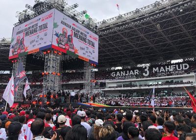 Ganjar-Mahfud Tiba di Kampanye Akbar di GBK, Massa Serentak Lantunkan Sholawat Badar