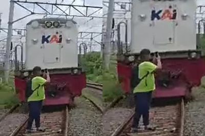 Seorang Railfans Tertabrak saat Merekam Kereta yang Lewat di Jatinegara