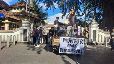 Aksi BEM Se-DIY Geruduk DPRD DIY Bawa Poster Mundur atau dimundurin