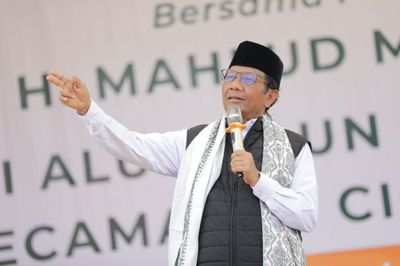 Mahfud MD Ajak Pemilih Jangan Terpengaruh Survei saat Hadiri Istigasah Akbar di Sukabumi
