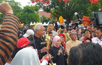 Diarak Naik Gerobak Sapi saat Kampanye Akbar di Kota Solo, Ganjar-Mahfud Diberi Wayang Wisanggeni dan Semar