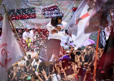Momen Haru Anies dan Cak Imin Pelukan Usai Kampanye Akbar di JIS: Kita Tuntaskan Perjuangan Ini!