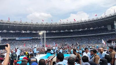 GBK Berubah Jadi Lautan Manusia saat Kampanye Akbar Prabowo-Gibran