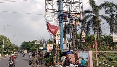 Memasuki Masa Tenang, Ratusan Ribu APK Dibersihkan Satpol PP dan Bawaslu Kabupaten Bekasi