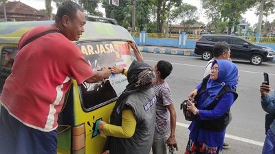 Sasar Angkot dan Becak, Bawaslu Jember Bersihkan APK dalam Bentuk Stiker