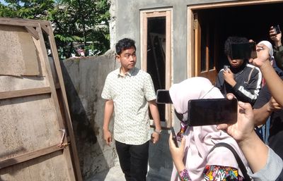 Kembali Masuk Kerja, Gibran Langsung Blusukan Tinjau RTLH