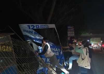 Memasuki Masa Tenang Pemilu 2024, Panwaslu Kabupaten Tangerang Sigap Rapihkan Jalanan dari Alat Kampanye
