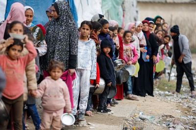 Bantuan Makanan Dihambat Israel, Warga Gaza Terpaksa Makan Rumput Untuk Menyambung Hidup