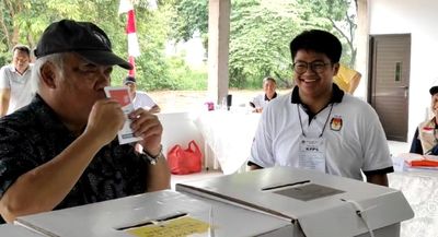 Momen Menteri PUPR Basuki Hadimuljono Cium Surat Suara Calon Presiden