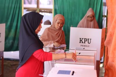 Serba-serbi Pemilih Pemula di TPS Bikin Senyum Sendiri, Kebingungan hingga Bilik Sempit