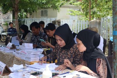 Kompak Petugas KPPS di Parepare Pakai Seragam Batik hingga Beri Camilan Gratis