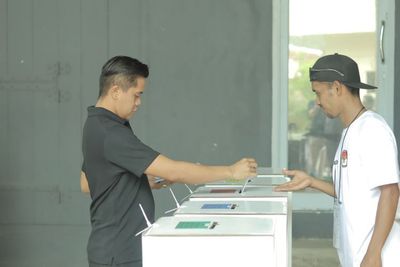 Antusias Warga Salurkan Hak Pilih di Kota Kelahiran BJ Habibie, Ada yang Rela Datang Pagi Banget