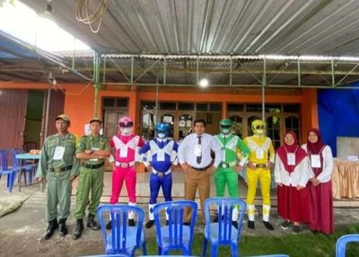 Kocak! Petugas KPPS di Sleman Gunakan Kostum Power Rangers, Bikin Warga Antusias Nyoblos di Pemilu 2024!