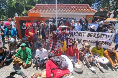 Demonstran Berpakaian Badut Geruduk Bawaslu DIY dan Beri Award Kerupuk Mlempem , Ini Simbolnya
