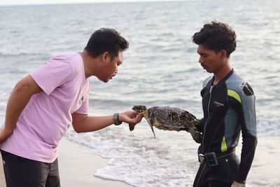 Mulia Sekali ! Lima Putra Pesisir Pinrang Selamatkan Penyu Sisik yang Langka