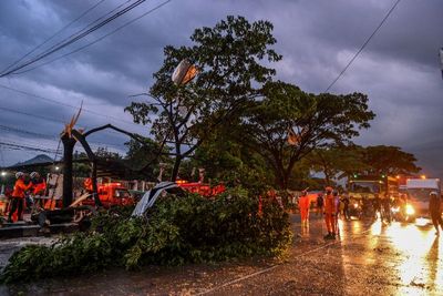 Angin Puting Beliung Porak-porandakan Jalan Raya Bypass Rancaekek-Cicalengka di Bandung, Disdamkar Gercep ke TKP