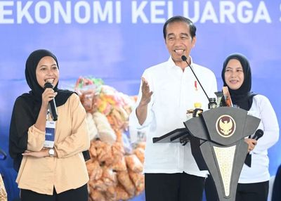 Kunjungi Sulsel, Presiden Jokowi Beri Apresiasi kepada Nasabah Mekaar dan Bagikan Pesan Penting