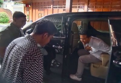 Emil Dardak Mendadak Temui Gibran di Solo: Beri Ucapan Selamat ke Mas Wapres