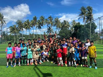 Kreatif, Spiderman di Parepare Ajak Bocil Peduli Lingkungan Lewat Sepakbola