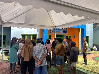Warga Bumi Harapan Parepare Terima Bantuan 10 Kg Beras dari Program Jokowi