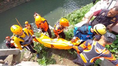 Dua Bocah Tenggelam di Kali Mampang Ditemukan 1 Kilometer dari TKP