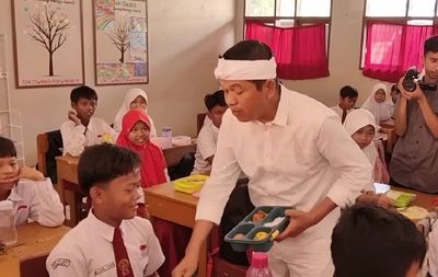 Dedi Mulyadi Simulasi Makan Siang Gratis Prabowo di SD Purwakarta