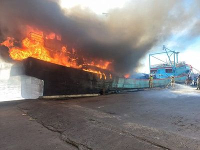 Viral! Kapal Motor Milik Nelayan Terbakar di Jakut Sore Ini