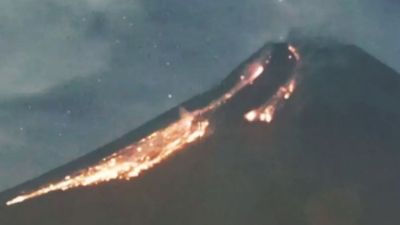 Gunung Merapi Meletus Tingkat Aktivitas Siaga Level Tiga Muntahkan 60 Kali Lava