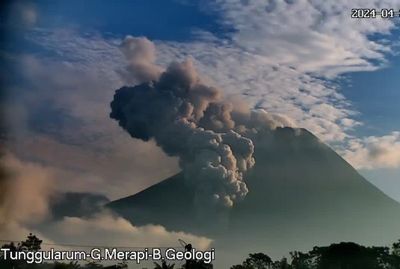 Gunung Merapi Luncurkan Awan Panas Sejauh 1,7 KM, BPPTKG Imbau Warga Jauhi Daerah Rawan