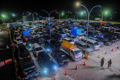 Pemudik Memadati Pelabuhan Merak pada H-5 Lebaran, Antre 1 Jam untuk Masuk Kapal