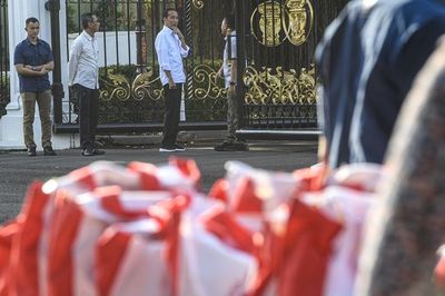 Presiden Jokowi Bagikan Ribuan Sembako, Istana: Konsisten Sejak 2014