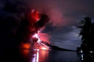 Erupsi Gunung Ruang Muntahkan Lava Disertai Kilatan Petir, Ratusan Keluarga Dievakuasi
